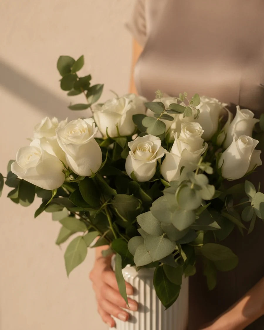 Vase de Fleurs Blanches - Miss Florenski Dubai