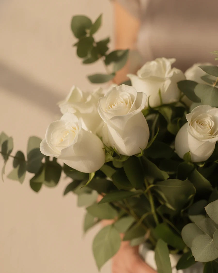 Vase de Fleurs Blanches - Miss Florenski Dubai